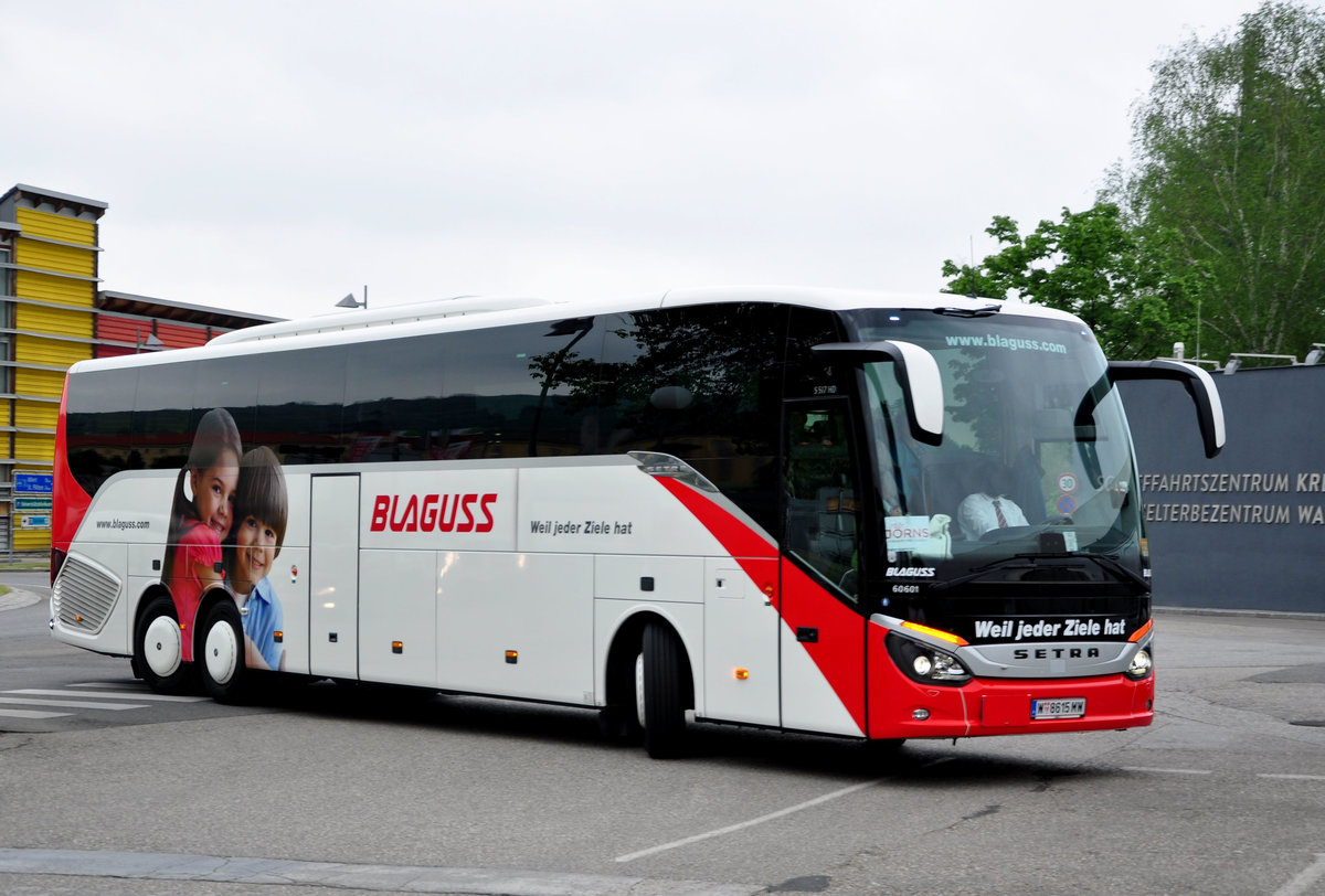 Setra 517 HD von Blaguss Reisen aus Wien in Krems gesehen.