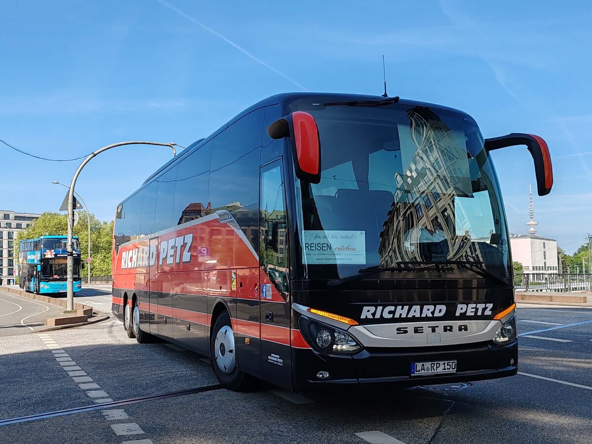 Setra 517 HD des Busunternehmens Richard Petz rangiert im Mai 2024 in Hamburg HBF