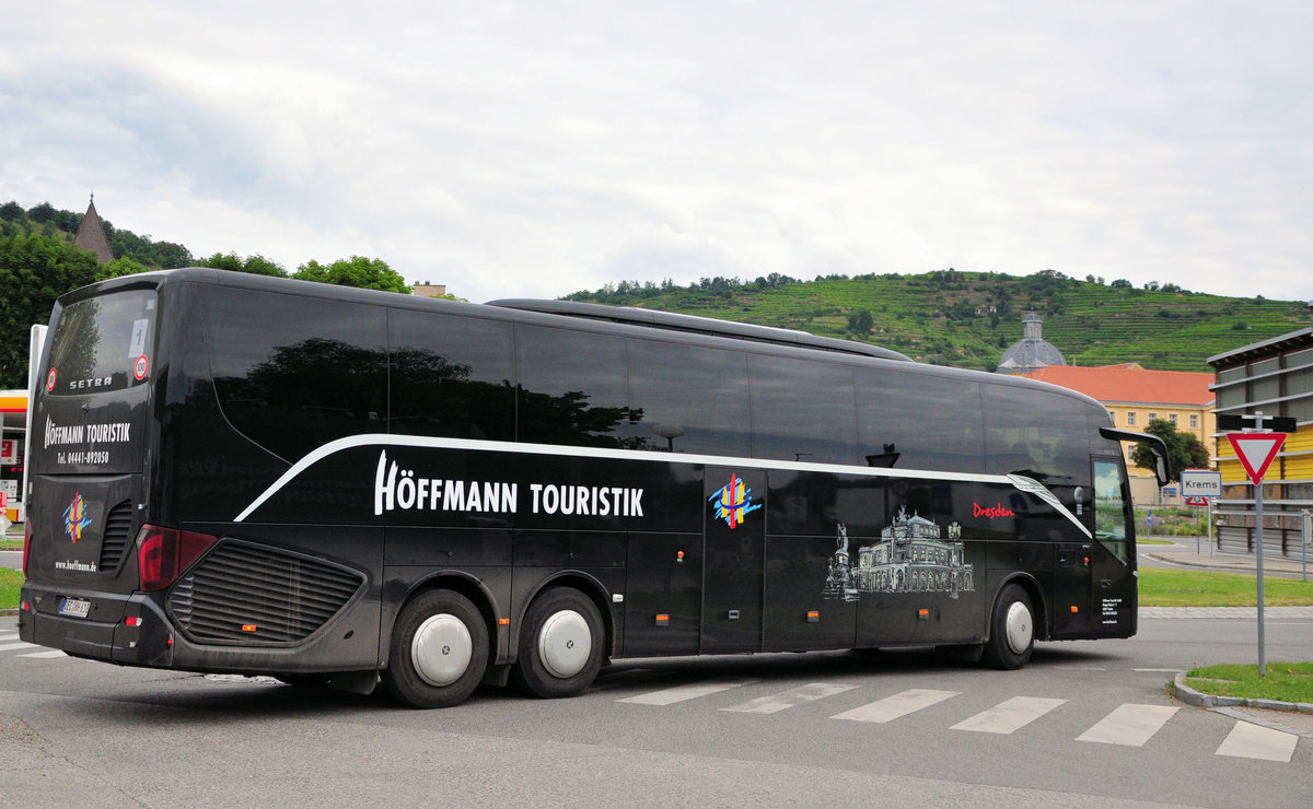 Setra 517 HD (Dresden) von der H�ffmann Touristik aus der BRD in Krems gesehen.