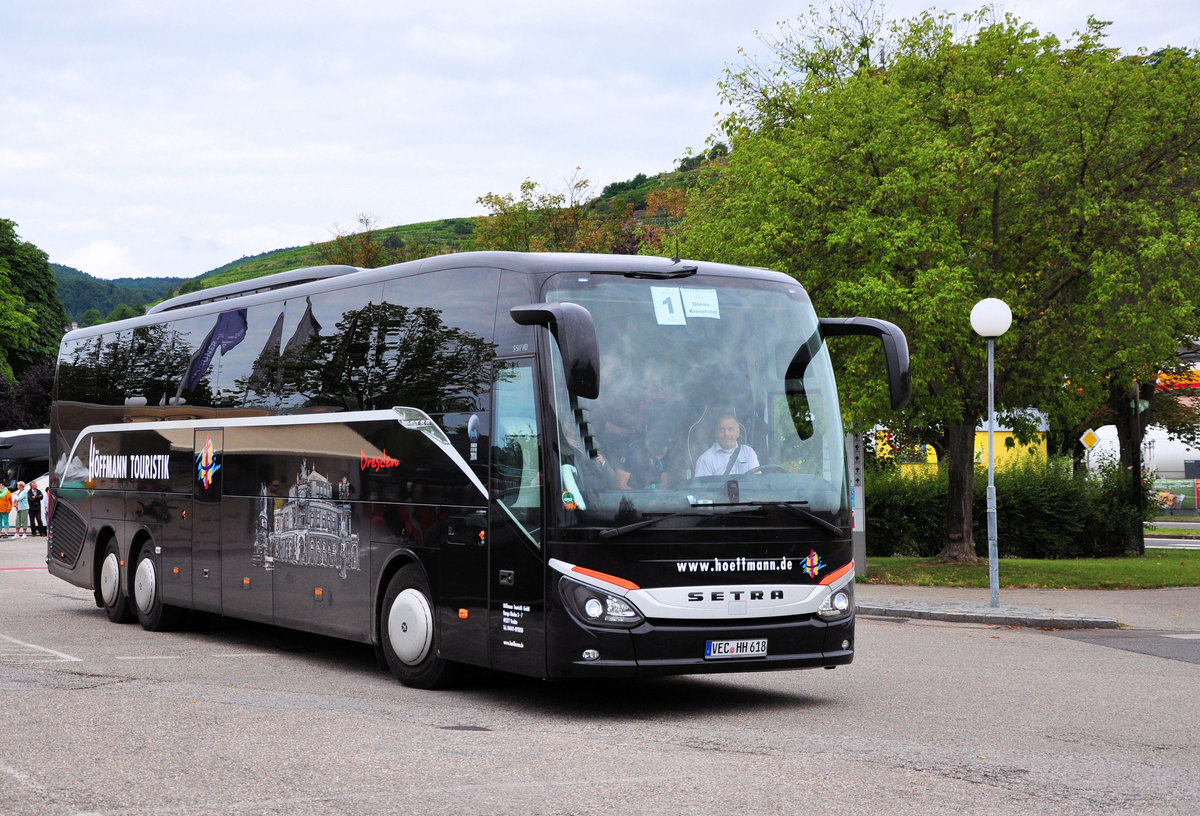 Setra 517 HD (Dresden) von der H�ffmann Touristik aus der BRD in Krems gesehen.