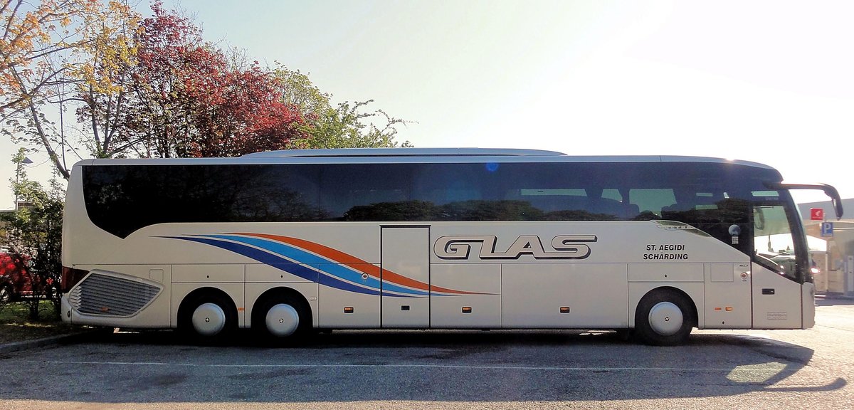 Setra 517 HD von GLAS Reisen aus �sterreich in Krems gesehen.