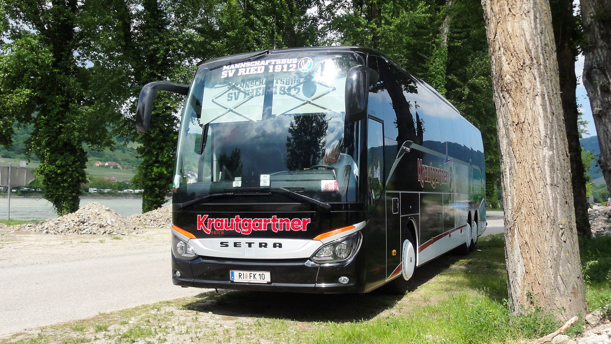 Setra 517 HD von Krautgartner Reisen aus Ried/Ober�sterreich in D�rnstein gesehen.Mannschaftsbus des SV Ried .