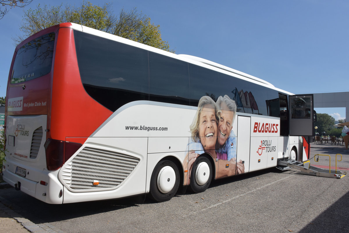 Setra 517 HD  Rolli Tours  (Hebebhne fr Behinderte Menschen) von Blaguss Reisen aus Wien 2017 in Krems.