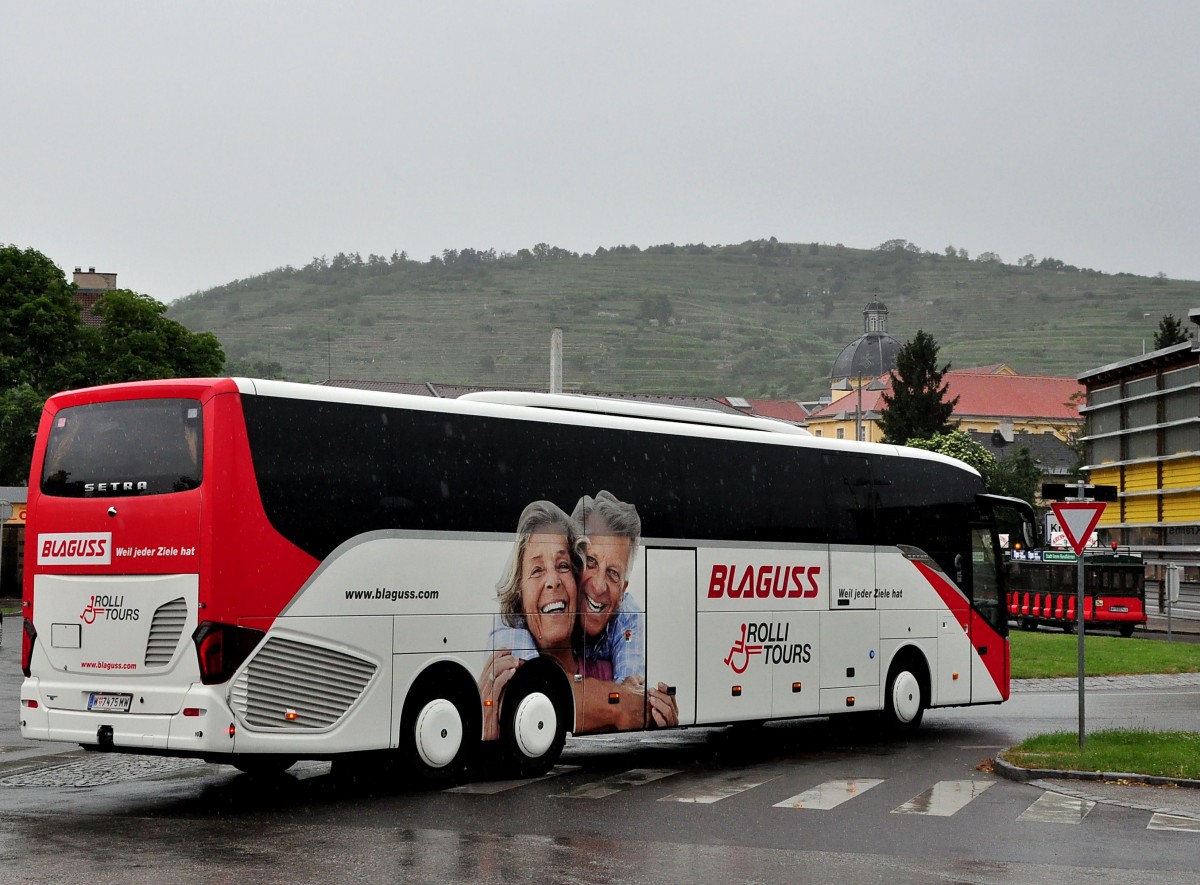 Setra 517 HD (Rolli Tours-Hydrauliklift fr Rollstuhlfahrer)von Blaguss Reisen aus Wien am 20.5.2015 in Krems.