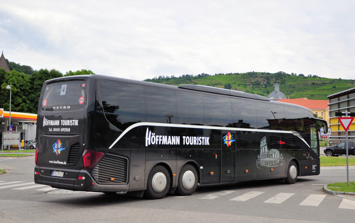 Setra 517 HD (Rom) von der H�ffmann Touristik aus der BRD in Krems gesehen.