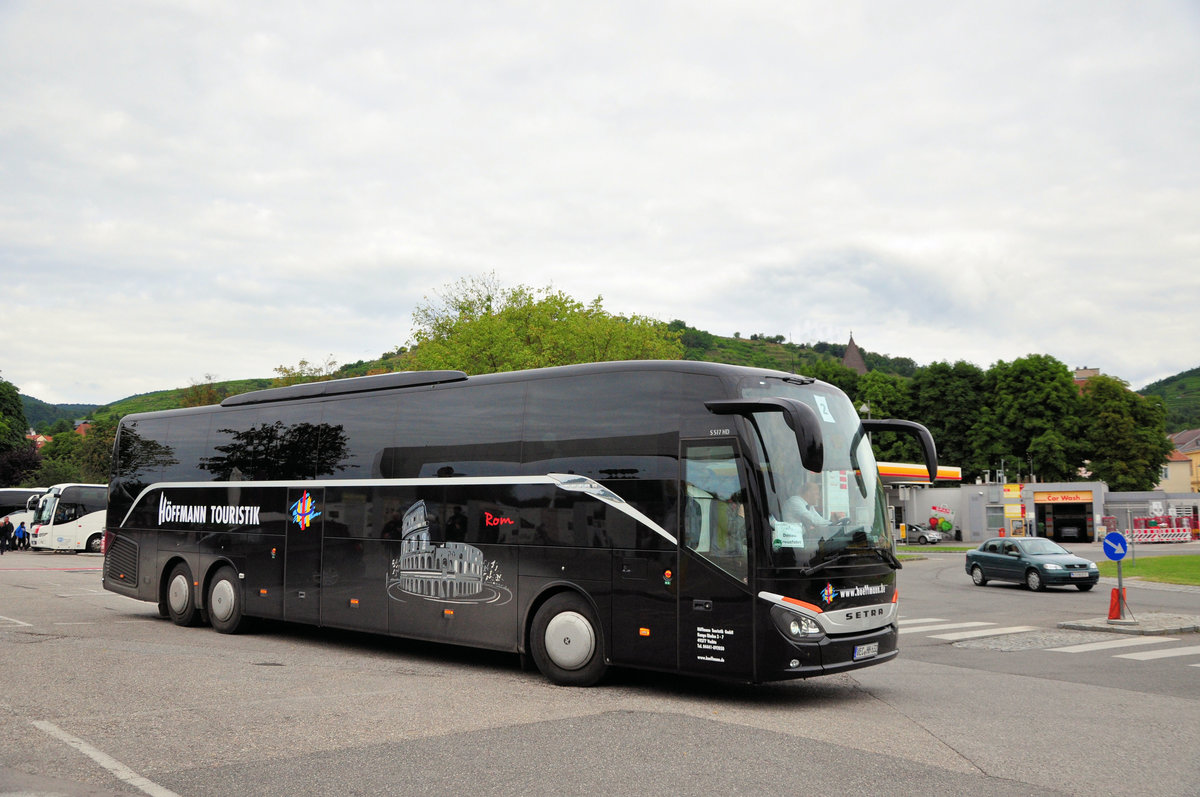 Setra 517 HD (Rom) von der H�ffmann Touristik aus der BRD in Krems gesehen.