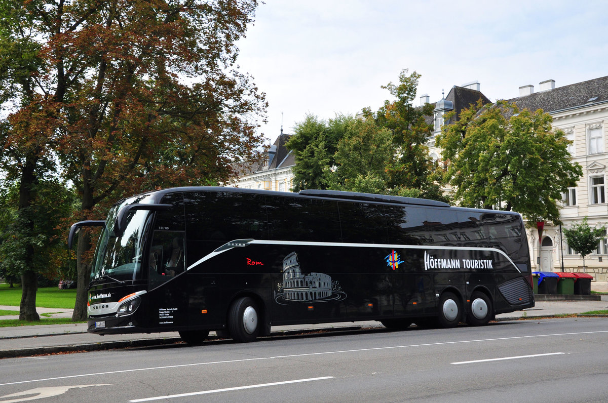 Setra 517 HD  Rom  von H�ffmann Reisen aus der BRD in Krems gesehen.