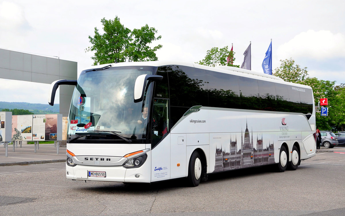 Setra 517 HD von Zw�lfer Reisen aus N.�. in Krems gesehen.