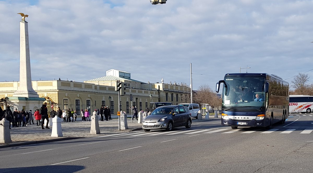 Setra passiert Schloss Sch�nbrunn im November 2019