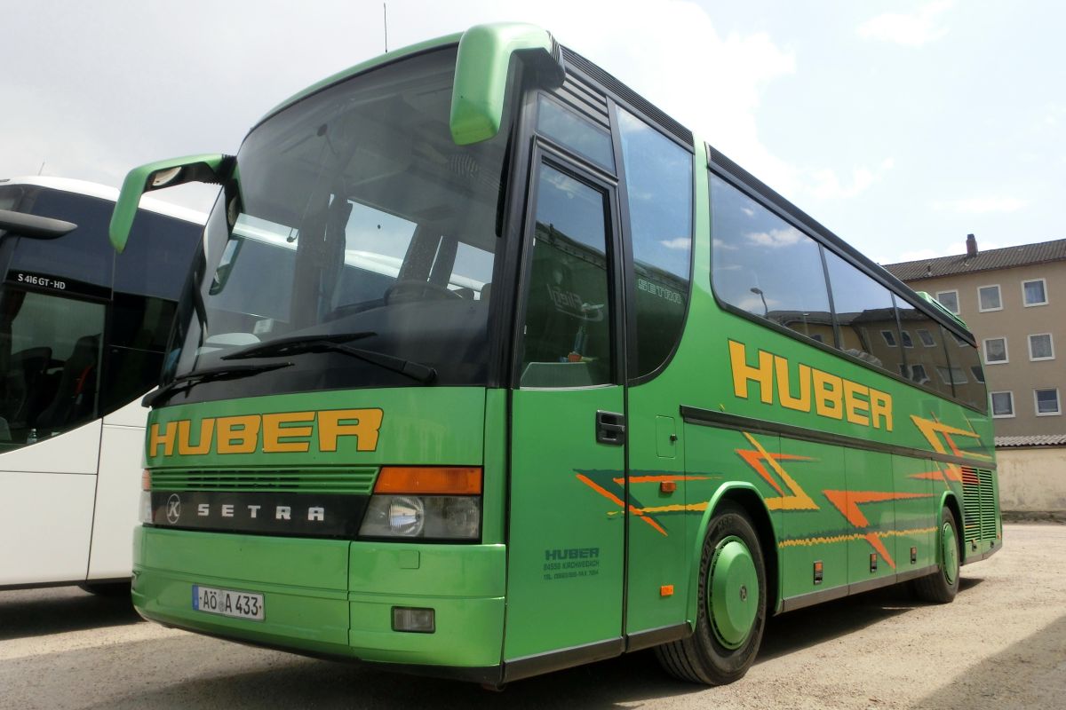 Setra S 312 HD Compact von Huber aus Kirchweidach. Dieses mit 41+2 'EC'-Schlafsesseln mit Lederkopfteil und der f�r die Ausstattungsvariante Compact typischen Dachklimaanlage ausgestattete Fahrzeug d�rfte in den Bauzeitraum 1997-1999 einzuordnen sein. F�r den Antrieb sorgt ein stehend eingebauter V-Motor von Mercedes-Benz (vermutlich der V8 Typ OM 442 LA mit 280 kW (381 PS)) und das pneumatische Achtgang-Handschaltgetriebe ZF 8 S-180.
Am 30. 4. 2015 konnte der sch�n anzuschauende Reisebus auf dem Dultplatz in Alt�tting aufgenommen werden.