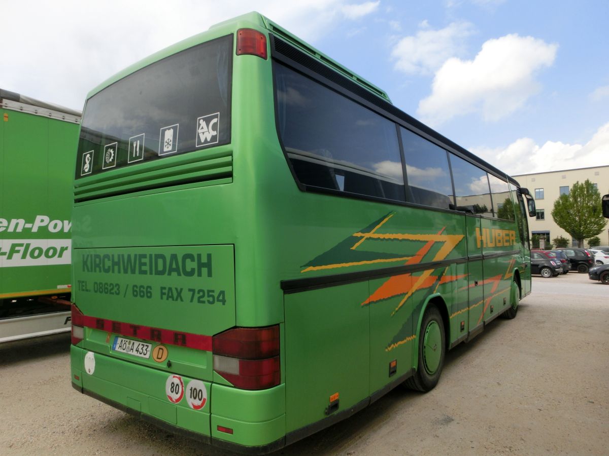 Setra S 312 HD Compact von Huber aus Kirchweidach. Dieses mit 41+2 'EC'-Schlafsesseln mit Lederkopfteil und der f�r die Ausstattungsvariante Compact typischen Dachklimaanlage ausgestattete Fahrzeug d�rfte in den Bauzeitraum 1997-1999 einzuordnen sein. F�r den Antrieb sorgt ein stehend eingebauter V-Motor von Mercedes-Benz (vermutlich der V8 Typ OM 442 LA mit 280 kW (381 PS)) und das pneumatische Achtgang-Handschaltgetriebe ZF 8 S-180.
Am 30. 4. 2015 konnte der sch�n anzuschauende Reisebus auf dem Dultplatz in Alt�tting aufgenommen werden.
