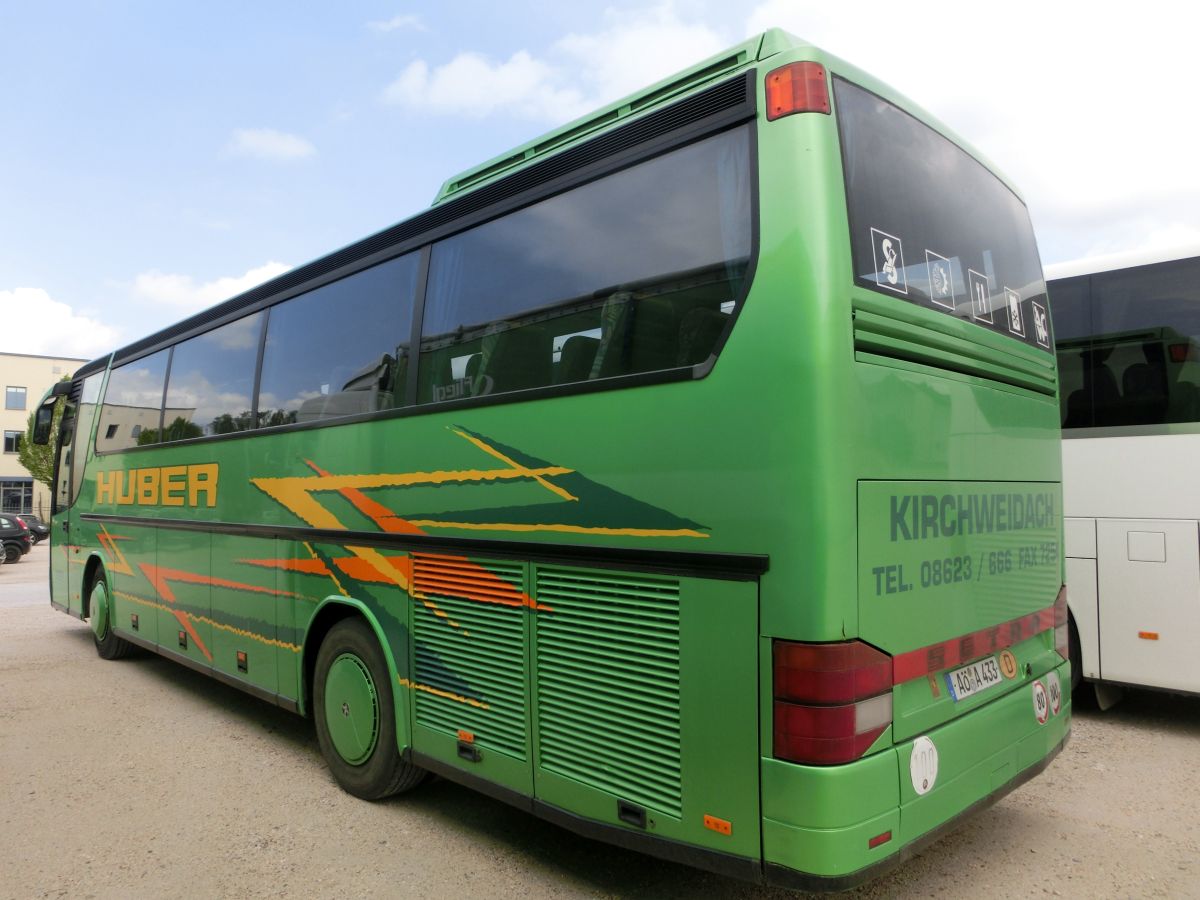 Setra S 312 HD Compact von Huber aus Kirchweidach. Dieses mit 41+2 'EC'-Schlafsesseln mit Lederkopfteil und der f�r die Ausstattungsvariante Compact typischen Dachklimaanlage ausgestattete Fahrzeug d�rfte in den Bauzeitraum 1997-1999 einzuordnen sein. F�r den Antrieb sorgt ein stehend eingebauter V-Motor von Mercedes-Benz (vermutlich der V8 Typ OM 442 LA mit 280 kW (381 PS)) und das pneumatische Achtgang-Handschaltgetriebe ZF 8 S-180.
Am 30. 4. 2015 konnte der sch�n anzuschauende Reisebus auf dem Dultplatz in Alt�tting aufgenommen werden.