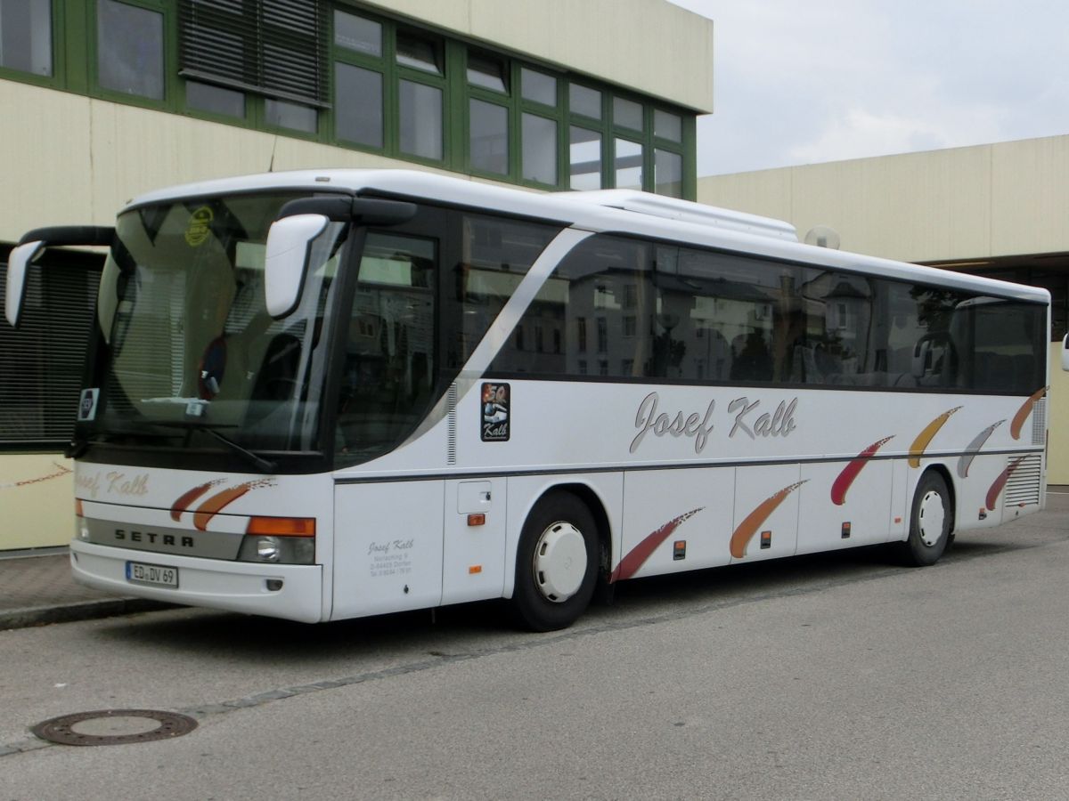 Setra S 315 UL-GT von Josef Kalb aus Norlaching bei Dorfen.
Der Kombibus aus der MultiClass 300, dessen Baujahr 2004 sein dürfte, wurde mit den Außenspiegeln der Baureihe 400 und mit der La Linea der TopClass 400 verziert. Zur Ausstattung gehören 51+2 Schlafsessel Modell Setra 'Top' mit Lederkopfteil, 330 mm hohe Podeste unter den Sitzen, ein erhöhter Mittelgang (Innenboden daher auf dem Niveau der H/GT-Modelle), eine TV-Anlage mit zwei Monitoren und Rückfahrwarnsensoren. Angetrieben wird das Fahrzeug mit einem Reihensechszylinder Typ MB OM 457 hLA (260 kW/354 PS) und einem Sechsgang-Schaltgetriebe, das ebenfalls von MB (Typ GO 190-6) geliefert wurde.
Die Aufnahme entstand am 28. 8. 2013 vor dem Bahnhof in Mühldorf/Inn, während der Bus auf einem den Abschnitt Mühldorf - Dorfen betreffenden Schienenersatzverkehr auf der Bahnstrecke Mühldorf - München eingesetzt wurde.