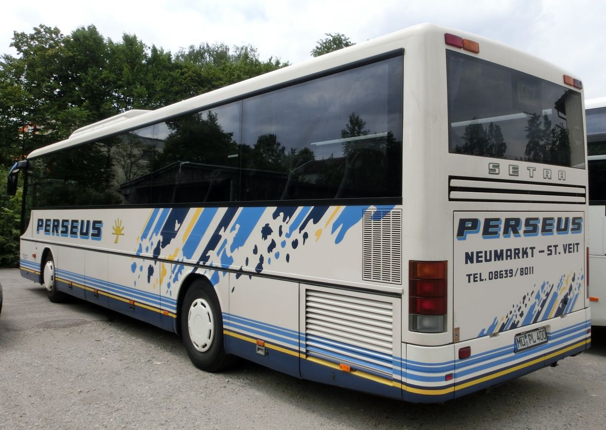 Setra S 315 UL-GT von Perseus-Reisen aus Neumarkt-St. Veit. Gebaut 2003, stand er bis Mitte 2014 (also gut 10 Jahre) bei Perseus im Einsatz. 51 Schlafsitze vom Modell Setra Top (mit kippbarer Sitzbank am Mitteleinstieg; 2 Reiseleitersitze möglich), angebracht auf den 230 mm hohen Podesten, sind in diesem Bus verbaut. LAWO-Matrix-Anzeigen vorne, rechts (je groß) und hinten (Liniennr.) gehören ebenfalls zur Ausstattung. Der Antrieb erfolgt mittels einem Reihensechszylinder Typ MB OM 457 hLA mit 260 kW (354 PS) und dem Sechsgang-Schaltgetriebe MB GO 190-6.
Hier wurde er am 21. 6. 2014 auf dem Waldkraiburger Abstellplatz von Perseus aufgenommen.