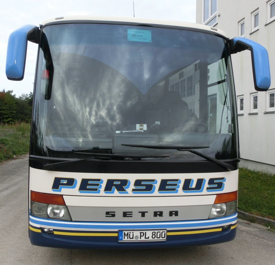 Setra S 317 UL-GT (Baujahr 2003) von Perseus-Reisen aus Neumarkt-St. Veit. 57 Schlafsitze vom Modell Setra Top (mit kippbarer Sitzbank an der Mitteltür; 2 Reiseleitersitze möglich), angebracht auf den 230 mm hohen Podesten, sind in diesem 13,85 m langen Dreiachser verbaut. Auch ein Rollstuhllift am Mitteleinstieg gehört zur Ausstattung. Der Antrieb erfolgt durch den Reihensechszylinder MB OM 457 hLA mit 300 kW (408 PS) (Leistung mittels Chiptuning gesteigert - ca. 450 PS) und das Sechsgang-Schaltgetriebe MB GO 210-6.
Anfang 2015 verabschiedete Perseus den ca. 11-jährigen Bus. Als Ersatz wurde ein neuer Setra S 417 UL-SF beschafft.
Am 29. 9. 2013 konnte ich ihn auf Perseus' Abstellplatz in Waldkraiburg aufnehmen.