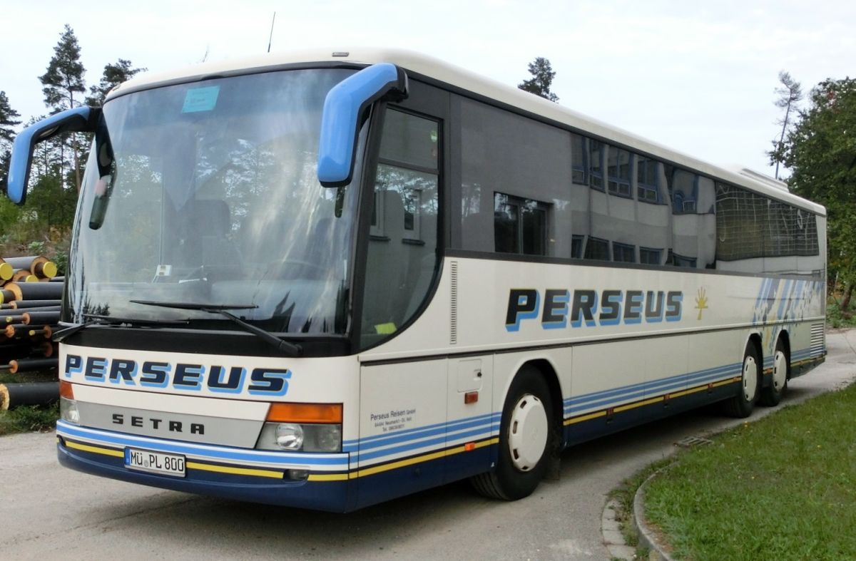 Setra S 317 UL-GT (Baujahr 2003) von Perseus-Reisen aus Neumarkt-St. Veit. 57 Schlafsitze vom Modell Setra Top (mit kippbarer Sitzbank an der Mitteltür; 2 Reiseleitersitze möglich), angebracht auf den 230 mm hohen Podesten, sind in diesem 13,85 m langen Dreiachser verbaut. Auch ein Rollstuhllift am Mitteleinstieg gehört zur Ausstattung. Der Antrieb erfolgt durch den Reihensechszylinder MB OM 457 hLA mit 300 kW (408 PS) (Leistung mittels Chiptuning gesteigert - ca. 450 PS) und das Sechsgang-Schaltgetriebe MB GO 210-6.
Anfang 2015 verabschiedete Perseus den ca. 11-jährigen Bus. Als Ersatz wurde ein neuer Setra S 417 UL-SF beschafft.
Am 29. 9. 2013 konnte ich ihn auf Perseus' Abstellplatz in Waldkraiburg aufnehmen.