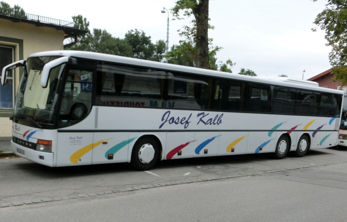 Setra S 319 UL-GT von Josef Kalb aus Norlaching bei Dorfen. Das Fahrzeug ist vom Baujahr 2000; in ihm verbaut sind 71+2 Schlafsitze vom Modell 'Top' mit Lederkopfteil (mit kippbarer Sitzbank am Mitteleinstieg), eine TV-Anlage mit zwei Monitoren sowie Rückfahrwarnsensoren. Motorisiert ist der XXL-Setra mit einem Reihensechszylinder Typ MB OM 447 hLA mit 257 kW (350 PS), die Kraftübertragung erfolgt durch ein Sechsgang-Schaltgetriebe.
Im August 2014 trennte sich die Fa. Kalb von diesem Bus.
Festhalten konnte ich ihn am 2. 9. 2013 am Bahnhof in Dorfen bei einem den Abschnitt Mühldorf - Dorfen betreffenden Schienenersatzverkehr an der Bahnstrecke Mühldorf - München. Bei diesem Foto war ich leider etwas unachtsam, weshalb der Bus  verzogen  wirkt.