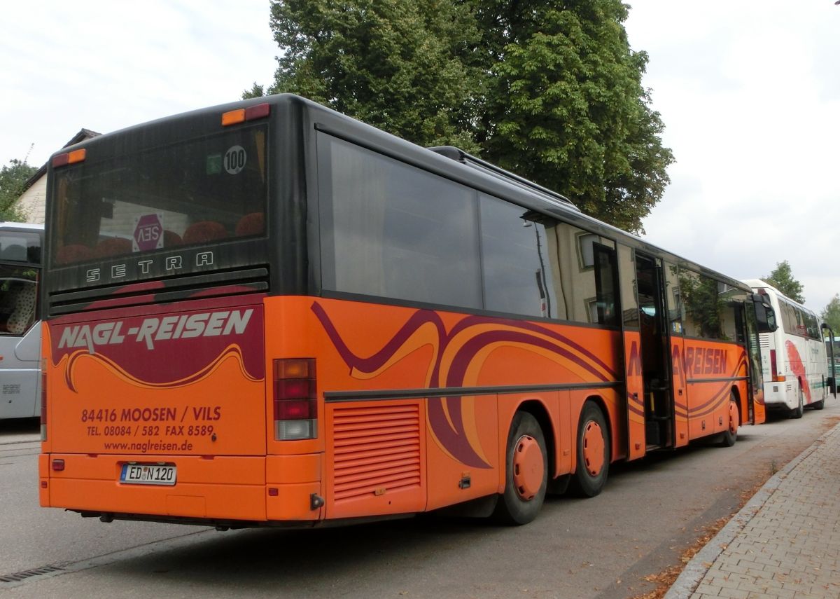 Setra S 319 UL-GT von Nagl-Reisen aus Moosen/Vils bei Taufkirchen/Vils. Er ist aus den Jahrgängen 2005 oder 2006, hat 69+1 Sitzplätze (Ausflugssitze 'Tourist' mit Lederkopfteil und Armlehne) und einen Rollstuhllift am Mitteleinstieg. Als Antrieb dient ein Reihensechszylinder Typ MB OM 457 hLA und ein Sechsgang-Schaltgetriebe, das ebenfalls von MB (Typ GO 210-6) sein dürfte.
Aufnehmen konnte ich ihn hier am 28. 8. 2013 am Bahnhof in Dorfen, als er auf einem Schienenersatzverkehr zwischen Mühldorf und Dorfen (Bahnstrecke Mühldorf - München) eingesetzt wurde.