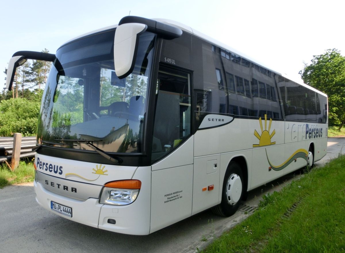 Setra S 415 UL-SF von Perseus-Reisen aus Neumarkt-St. Veit. Der 2012 gebaute Kombibus hat 49 Schlafsitze Modell 'Route' (kippbare Sitzbank am Mitteleinstieg, zusätzl. 2 Reiseleitersitze möglich), die auf erhöhten Podesten montiert sind, eine Matrix-Zielanzeige vorne, rechts (je groß) und hinten (Liniennr.) und einen Rollstuhllift am Mitteleinstieg. Angetrieben wird er von einem Reihensechszylinder Typ MB OM 457 hLA (BlueTecEEV) mit 260 kW (354 PS) und dem Sechsgang-Schaltgetriebe MB GO 190-6.
Diese Aufnahme konnte ich am 25. 5. 2014 auf dem Abstellplatz in Waldkraiburg anfertigen.