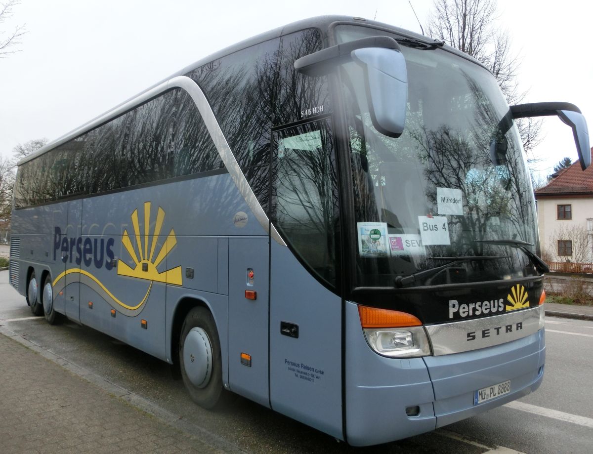 Setra S 416 HDH der '100 Jahre Otto Kässbohrer Edition' von Perseus-Reisen aus Neumarkt-St. Veit. Anlässlich des 100. Geburtstags von Otto Kässbohrer gab es ab 2003 eine auf 100 Exemplare limitierte Sonderserie der Setra TopClass 400. Dieses Fahrzeug wurde 2003 gebaut und ist mit 50+1 Schlafsesseln vom Modell 'Top' in Ambiente-Polsterung mit Lederkopfteil (in der üblichen 2-2-Bestuhlung das Topmodell) sowie natürlich mit Bordküche und Toilette ausgestattet. Als Antrieb dient ein V8 Typ MB OM 502 LA mit 350 kW (476 PS) (Leistung per Chiptuning gesteigert) und das automatisierte Zwölfgang-Schaltgetriebe ZF 12 AS 2300 B.
Bis 2012 gab es bei Perseus einen weiteren, identischen S 416 HDH.
Aufgenommen wurde der Reisebus hier am 2. 4. 2015 am Ampfinger Bahnhof während einem Schienenersatzverkehr zwischen Mühldorf/Inn und Ampfing (Bahnstrecke Mühldorf - München).