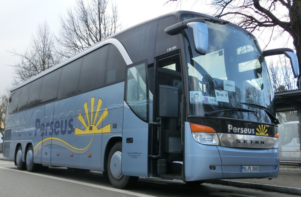 Setra S 416 HDH der '100 Jahre Otto Kässbohrer Edition' von Perseus-Reisen aus Neumarkt-St. Veit. Anlässlich des 100. Geburtstags von Otto Kässbohrer gab es ab 2003 eine auf 100 Exemplare limitierte Sonderserie der Setra TopClass 400. Dieses Fahrzeug wurde 2003 gebaut und ist mit 50+1 Schlafsesseln vom Modell 'Top' in Ambiente-Polsterung mit Lederkopfteil (in der üblichen 2-2-Bestuhlung das Topmodell) sowie natürlich mit Bordküche und Toilette ausgestattet. Als Antrieb dient ein V8 Typ MB OM 502 LA mit 350 kW (476 PS) (Leistung per Chiptuning gesteigert) und das automatisierte Zwölfgang-Schaltgetriebe ZF 12 AS 2300 B.
Bis 2012 gab es bei Perseus einen weiteren, identischen S 416 HDH.
Aufgenommen wurde der Reisebus hier am 2. 4. 2015 am Ampfinger Bahnhof während einem Schienenersatzverkehr zwischen Mühldorf/Inn und Ampfing (Bahnstrecke Mühldorf - München).