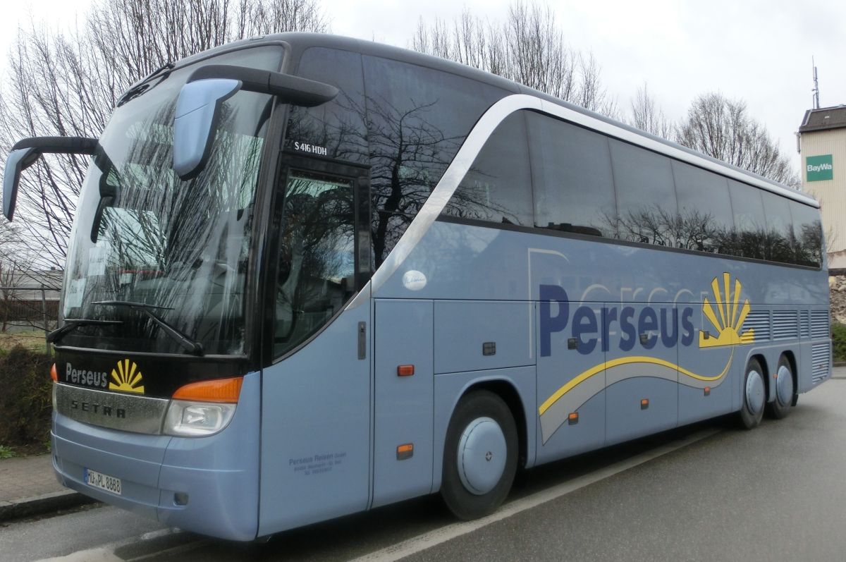 Setra S 416 HDH der '100 Jahre Otto Kässbohrer Edition' von Perseus-Reisen aus Neumarkt-St. Veit. Anlässlich des 100. Geburtstags von Otto Kässbohrer gab es ab 2003 eine auf 100 Exemplare limitierte Sonderserie der Setra TopClass 400. Dieses Fahrzeug wurde 2003 gebaut und ist mit 50+1 Schlafsesseln vom Modell 'Top' in Ambiente-Polsterung mit Lederkopfteil (in der üblichen 2-2-Bestuhlung das Topmodell) sowie natürlich mit Bordküche und Toilette ausgestattet. Als Antrieb dient ein V8 Typ MB OM 502 LA mit 350 kW (476 PS) (Leistung per Chiptuning gesteigert) und das automatisierte Zwölfgang-Schaltgetriebe ZF 12 AS 2300 B.
Bis 2012 gab es bei Perseus einen weiteren, identischen S 416 HDH.
Aufgenommen wurde der Reisebus hier am 2. 4. 2015 am Ampfinger Bahnhof während einem Schienenersatzverkehr zwischen Mühldorf/Inn und Ampfing (Bahnstrecke Mühldorf - München).