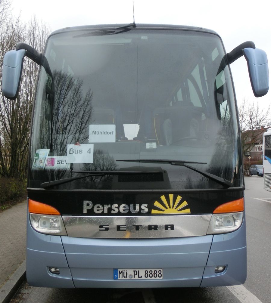 Setra S 416 HDH der '100 Jahre Otto Kässbohrer Edition' von Perseus-Reisen aus Neumarkt-St. Veit. Anlässlich des 100. Geburtstags von Otto Kässbohrer gab es ab 2003 eine auf 100 Exemplare limitierte Sonderserie der Setra TopClass 400. Dieses Fahrzeug wurde 2003 gebaut und ist mit 50+1 Schlafsesseln vom Modell 'Top' in Ambiente-Polsterung mit Lederkopfteil (in der üblichen 2-2-Bestuhlung das Topmodell) sowie natürlich mit Bordküche und Toilette ausgestattet. Als Antrieb dient ein V8 Typ MB OM 502 LA mit 350 kW (476 PS) (Leistung per Chiptuning gesteigert) und das automatisierte Zwölfgang-Schaltgetriebe ZF 12 AS 2300 B.
Bis 2012 gab es bei Perseus einen weiteren, identischen S 416 HDH.
Aufgenommen wurde der Reisebus hier am 2. 4. 2015 am Ampfinger Bahnhof während einem Schienenersatzverkehr zwischen Mühldorf/Inn und Ampfing (Bahnstrecke Mühldorf - München).