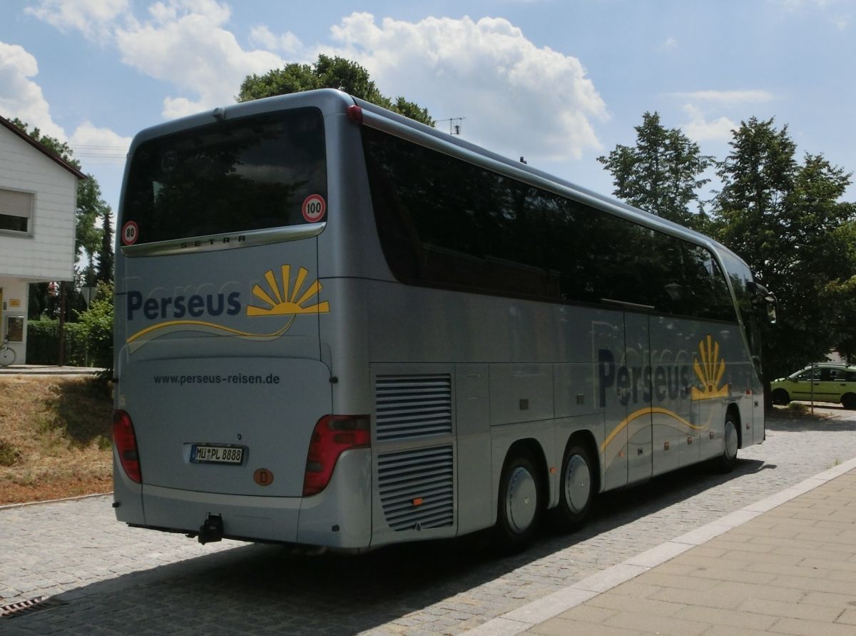 Setra S 416 HDH der '100 Jahre Otto Kässbohrer Edition' von Perseus-Reisen aus Neumarkt-St. Veit. Anlässlich des 100. Geburtstags von Otto Kässbohrer gab es ab 2003 eine auf 100 Exemplare limitierte Sonderserie der Setra TopClass 400. Dieses Fahrzeug wurde 2003 gebaut und ist mit 50+1 Schlafsesseln vom Modell 'Top' in Ambiente-Polsterung mit Lederkopfteil (in der üblichen 2-2-Bestuhlung das Topmodell) sowie natürlich mit Bordküche und Toilette ausgestattet. Als Antrieb dient ein V8 Typ MB OM 502 LA mit 350 kW (476 PS) (Leistung per Chiptuning gesteigert) und das automatisierte Zwölfgang-Schaltgetriebe ZF 12 AS 2300 B.
Bis 2012 gab es bei Perseus einen weiteren, identischen S 416 HDH.
Diese Aufnahme entstand am 15. 7. 2015 vor dem Bahnhof in Neumarkt-St. Veit, als der Reisebus gerade eine Tour auf der RBO-Linie 7517 gefahren war.