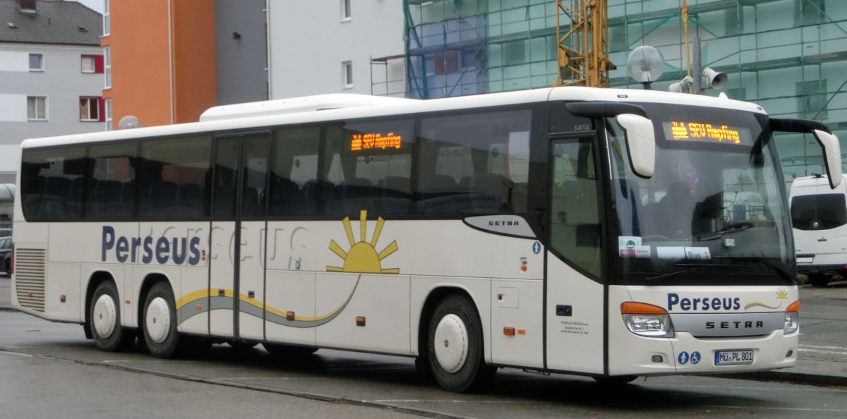Setra S 417 UL-SF (Baujahr 2014) von Perseus-Reisen aus Neumarkt-St. Veit. Die Ausstattung des seit Anfang 2015 im Einsatz stehenden Dreiachsers besteht u. a. aus 57 Schlafsesseln Modell 'Route' (zusätzl. 2 Reiseleitersitze möglich), die auf erhöhten Podesten montiert sind, einem Boden in dunkler Holzoptik, einer Gorba-Matrix vorne, rechts (je groß) und hinten (Liniennr.) und einem Rollstuhllift am Mitteleinstieg. Angetrieben wird er von einem Reihensechszylinder Typ MB OM 470 LA (BlueTec6) mit 290 kW (394 PS) und dem Sechsgang-Schaltgetriebe MB GO 210-6.
Am 2. 4. 2015 konnte ich ihn vor dem Mühldorfer Bahnhof aufnehmen, als er auf einem Schienenersatzverkehr in Richtung Ampfing (Bahnstrecke Mühldorf - München) im Einsatz war.