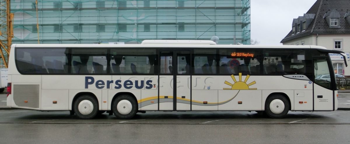 Setra S 417 UL-SF (Baujahr 2014) von Perseus-Reisen aus Neumarkt-St. Veit. Die Ausstattung des seit Anfang 2015 im Einsatz stehenden Dreiachsers besteht u. a. aus 57 Schlafsesseln Modell 'Route' (zusätzl. 2 Reiseleitersitze möglich), die auf erhöhten Podesten montiert sind, einem Boden in dunkler Holzoptik, einer Gorba-Matrix vorne, rechts (je groß) und hinten (Liniennr.) und einem Rollstuhllift am Mitteleinstieg. Angetrieben wird er von einem Reihensechszylinder Typ MB OM 470 LA (BlueTec6) mit 290 kW (394 PS) und dem Sechsgang-Schaltgetriebe MB GO 210-6.
Am 2. 4. 2015 konnte ich ihn vor dem Mühldorfer Bahnhof aufnehmen, als er auf einem Schienenersatzverkehr in Richtung Ampfing (Bahnstrecke Mühldorf - München) im Einsatz war.