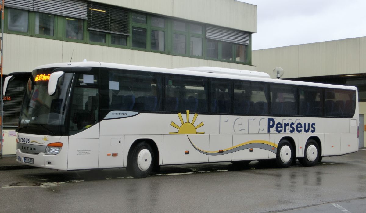 Setra S 417 UL-SF (Baujahr 2014) von Perseus-Reisen aus Neumarkt-St. Veit. Die Ausstattung des seit Anfang 2015 im Einsatz stehenden Dreiachsers besteht u. a. aus 57 Schlafsesseln Modell 'Route' (zusätzl. 2 Reiseleitersitze möglich), die auf erhöhten Podesten montiert sind, einem Boden in dunkler Holzoptik, einer Gorba-Matrix vorne, rechts (je groß) und hinten (Liniennr.) und einem Rollstuhllift am Mitteleinstieg. Angetrieben wird er von einem Reihensechszylinder Typ MB OM 470 LA (BlueTec6) mit 290 kW (394 PS) und dem Sechsgang-Schaltgetriebe MB GO 210-6.
Am 2. 4. 2015 konnte ich ihn vor dem Mühldorfer Bahnhof aufnehmen, als er auf einem Schienenersatzverkehr in Richtung Ampfing (Bahnstrecke Mühldorf - München) im Einsatz war.
