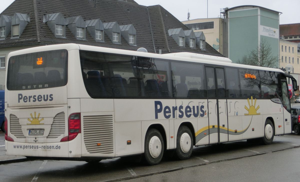 Setra S 417 UL-SF (Baujahr 2014) von Perseus-Reisen aus Neumarkt-St. Veit. Die Ausstattung des seit Anfang 2015 im Einsatz stehenden Dreiachsers besteht u. a. aus 57 Schlafsesseln Modell 'Route' (zusätzl. 2 Reiseleitersitze möglich), die auf erhöhten Podesten montiert sind, einem Boden in dunkler Holzoptik, einer Gorba-Matrix vorne, rechts (je groß) und hinten (Liniennr.) und einem Rollstuhllift am Mitteleinstieg. Angetrieben wird er von einem Reihensechszylinder Typ MB OM 470 LA (BlueTec6) mit 290 kW (394 PS) und dem Sechsgang-Schaltgetriebe MB GO 210-6.
Am 2. 4. 2015 konnte ich ihn vor dem Mühldorfer Bahnhof aufnehmen, als er auf einem Schienenersatzverkehr in Richtung Ampfing (Bahnstrecke Mühldorf - München) im Einsatz war.