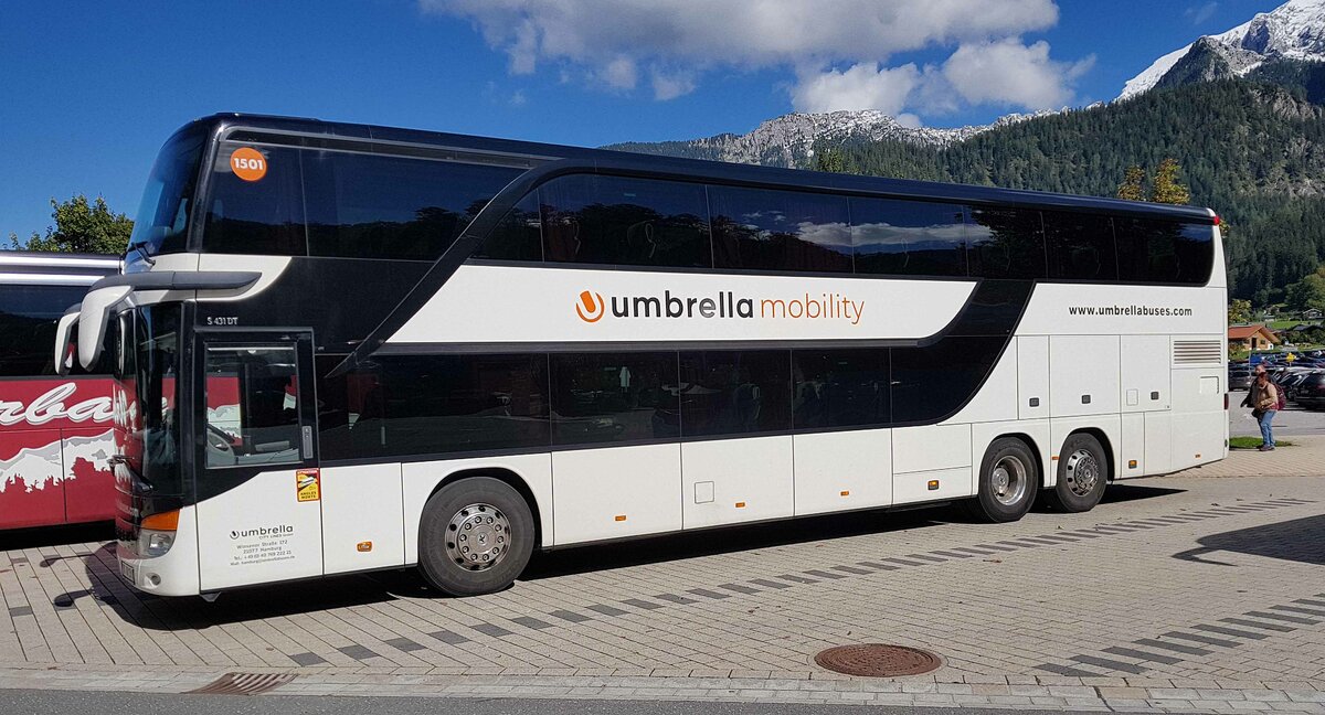 Setra S 431 DT der Busvermietung UMBRELLA Mobility steht auf dem Busparkplatz am K�nigsee, 09-2022