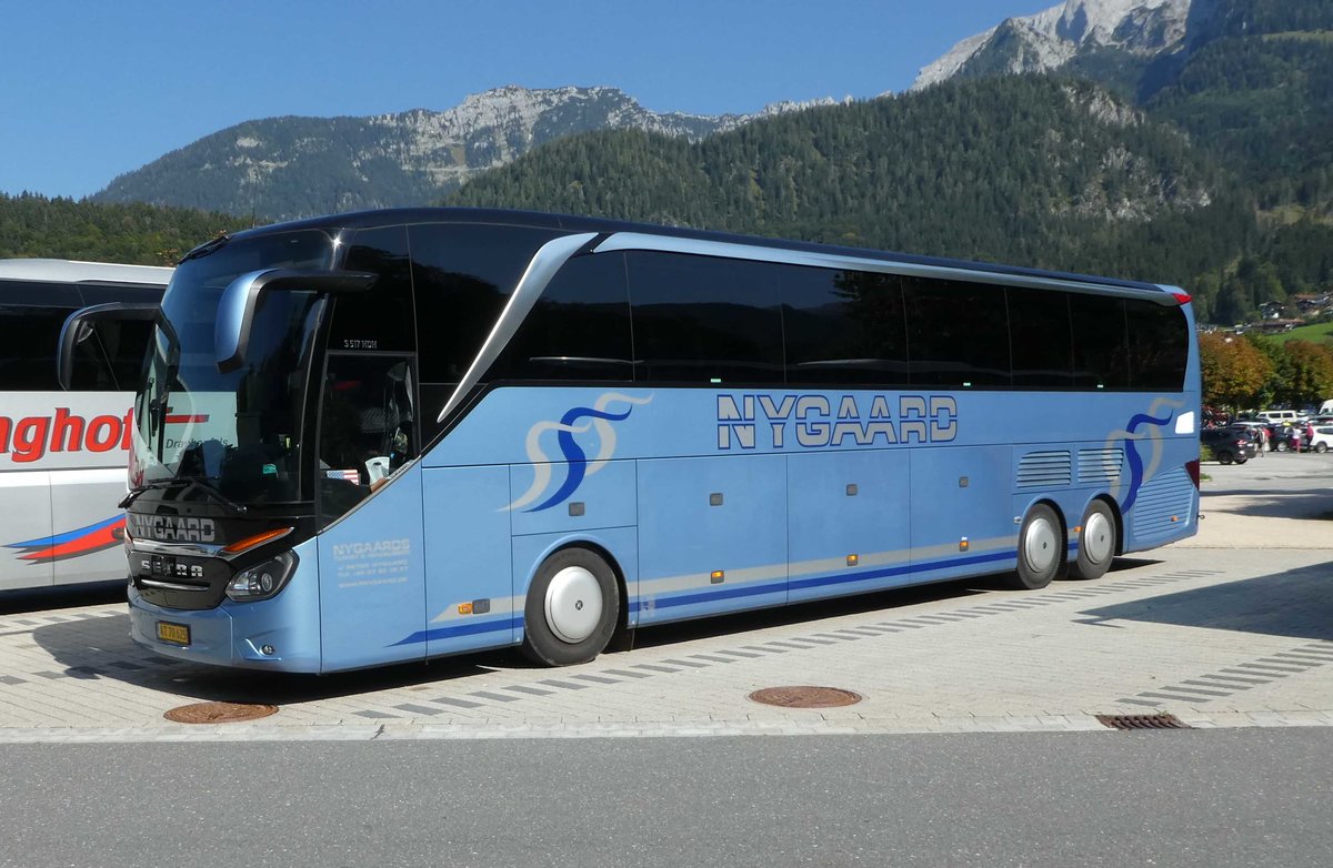 Setra S 517 HDH von NYGAARD steht im September 2018 auf dem Busparkplatz am K�nigsee