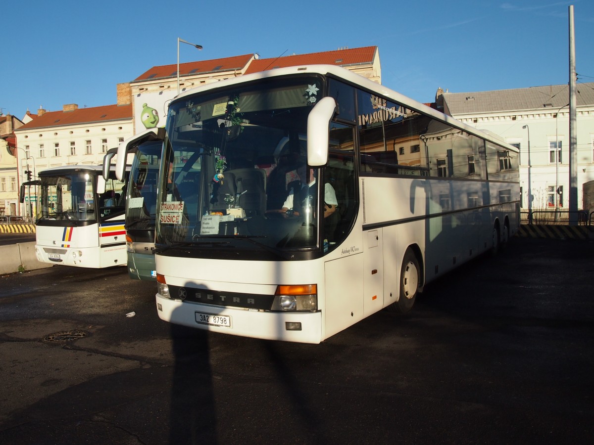 Setra S319 GT-HD von Autobusy V.K.J. s.r.o. in Prag Na Kn��ec� am 27.12.2013.