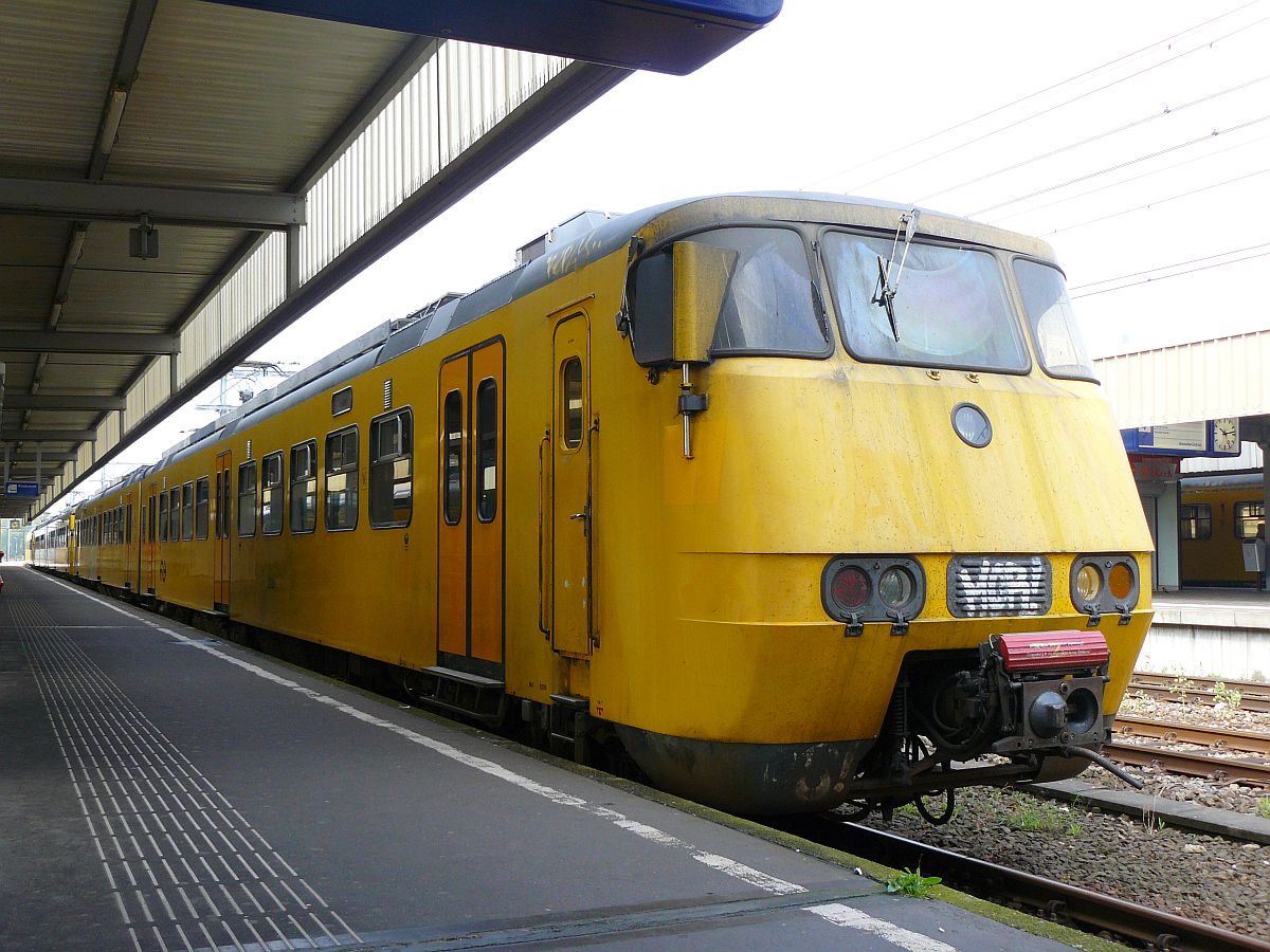 SGM-II Sprinter 2009 met TW 2012 und 2014. Gleis 2 Leiden Centraal 02-06-2008.

SGM-II Sprinter 2009 met treinstel 2012 en 2014. Spoor 2 Leiden Centraal 02-06-2008.