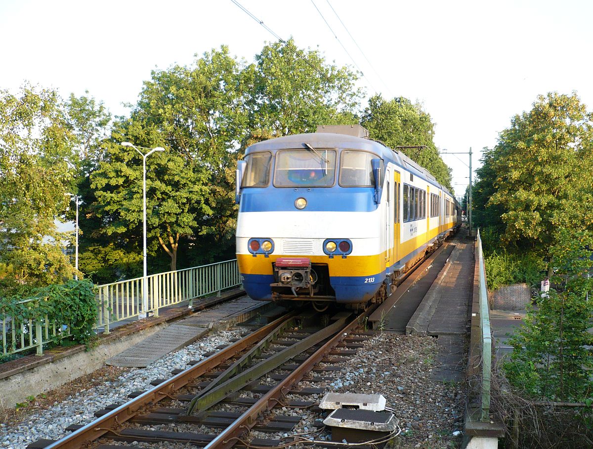 SGM-II TW 2133 und 2137 Leiden Lammenschans 23-07-2014.

SGM-II treinstel 2133 en 2137 als stoptrein van Leiden naar Gouda. Leiden Lammenschans 23-07-2014.