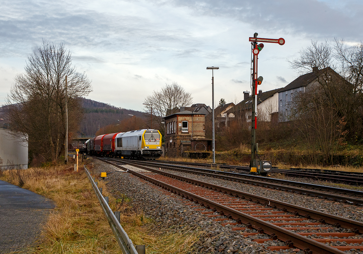 Sie war das letzte Mal in Herdorf, die Miete läuft aus...
Die an die KSW (Kreisbahn Siegen-Wittgenstein) vermietete Voith Maxima 30 CC – VTLT 263 005-5 (92 80 1263 005-1 D-VTLT) der Voith Turbo Lokomotivtechnik GmbH & Co. KG, fährt am 10.12.2021 mit einem sehr langen Übergabegüterzug (leer Wagen) von Herdorf via Betzdorf und Siegen nach Kreuztal.

Hier fährt sie gerade vom KSW Rbf Herdorf (Betriebsstätte Freien Grunder Eisenbahn - NE 447), über Gleis 4 vom Bahnhof Herdorf, bevor es über die Hellertalbahn nach Betzdorf geht. Die Lok passiert gerade das Weichenwärter-Stellwerk Herdorf Ost Ho.
