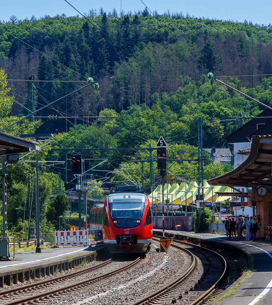 Siegtal pur 2022: Zwei gekuppelte diesel-elektrische Bombardier Talent (644 055 / 644 555 und 644 046 / 644 546) der DB Regio NRW (VAREO), erreichen am 03.07.2022 als Sonderzug RE 9 (Siegen – Siegburg/Bonn) den Bahnhof Betzdorf (Sieg).

Am 3. Juli hieß es zum 25. Mal „Siegtal pur 2022“ und somit „Bahn frei“ für Radfahrer und Inline-Skater, Jogger, Wanderer u. a. Die etwa 100 Kilometer lange Strecke in Siegtal, entlang der Sieg zwischen Siegburg und Siegen, blieb an dem Sonntag Autofrei.

Wie in jedem Jahr unterstützte die Deutsche Bahn den Event mit Sonderzügen. Die planmäßigen Zugverbindungen von Regionalexpress, Regionalbahn und S-Bahn im Siegtal wurden am Sonntag durch den Einsatz von Sonderzügen aufgestockt. Zwölf zusätzliche Pendelfahrten zwischen Köln bzw. Siegburg und Siegen standen für die schnelle Beförderung der Radler zur Verfügung.
