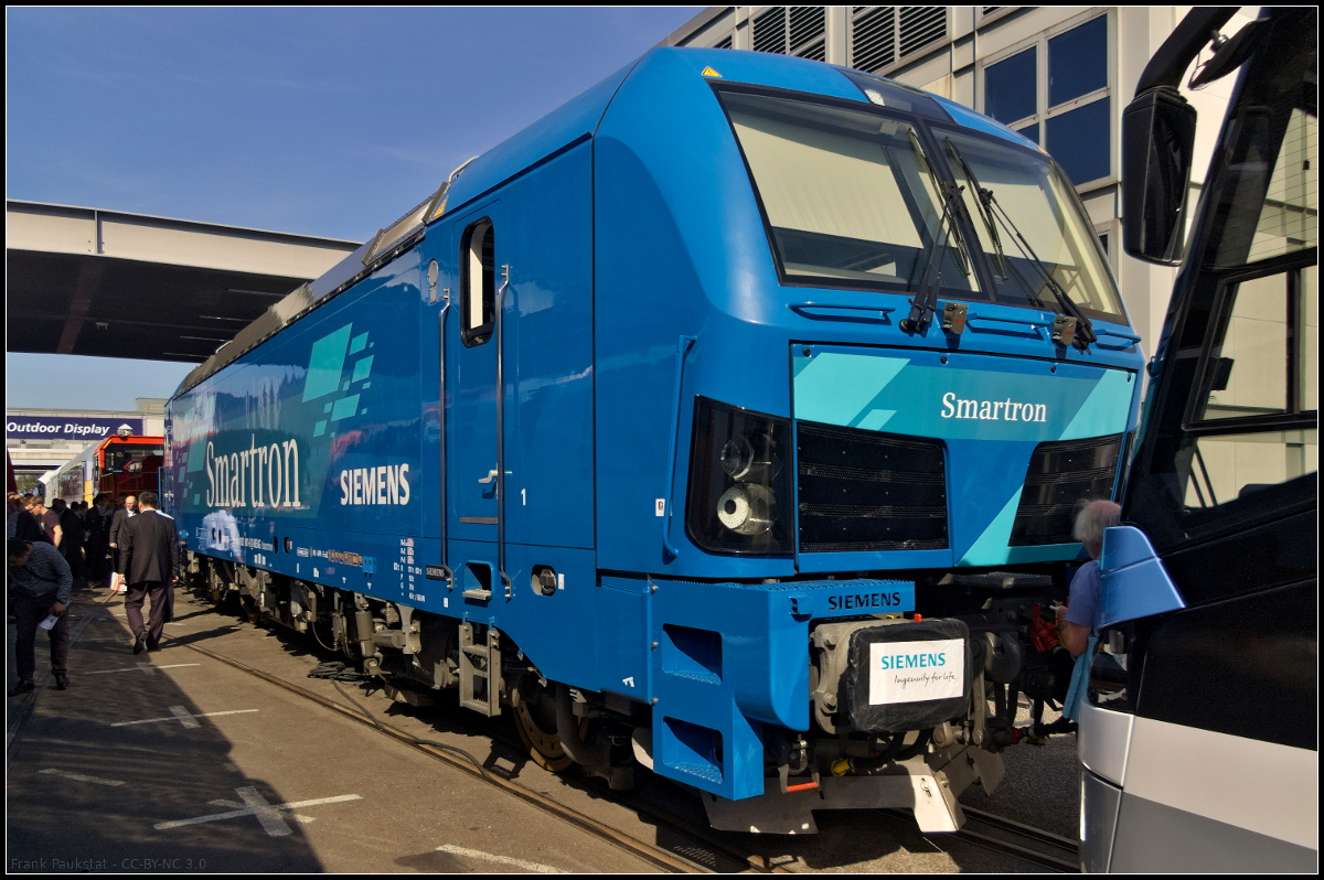 Siemens beschreibt die Aufgabe des Smartron als G�terzuglok innerhalb Deutschlands und nimmt als Basis den Vectron AC. So soll der Kunde optimal angepasste Leistung zu attraktiven Konditionen erhalten. Auf der InnoTrans 2018 stand im Freigel�nde die 192 001-6 in der typischen blauen Farbgebung.