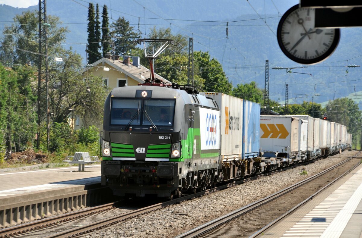 Siemens Vectron 193 211 mit Container- und Sattelaufliegerzug in Prien am 09.08.2022.