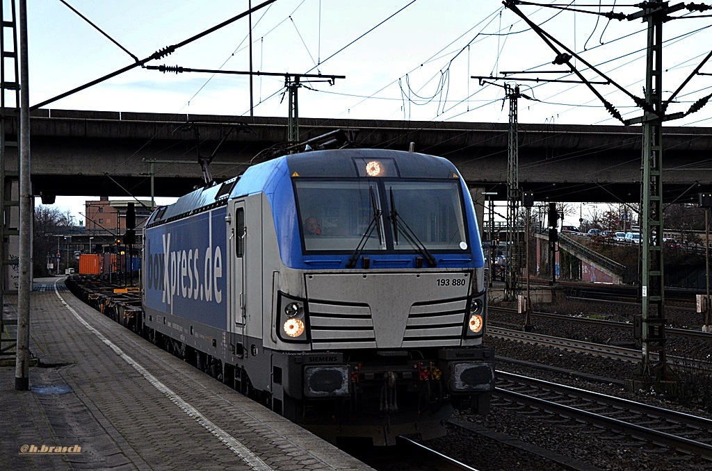 SIEMENS-VECTRON 193 880 zog einen kastenzug durch hh-harburg,13.12.14