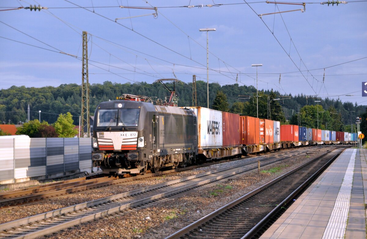Siemens Vectron X 4 E 872 mit Containerzug 91 80 6 193 872-9 D-DISPO MRCE in Amstetten am 11.09.2022.