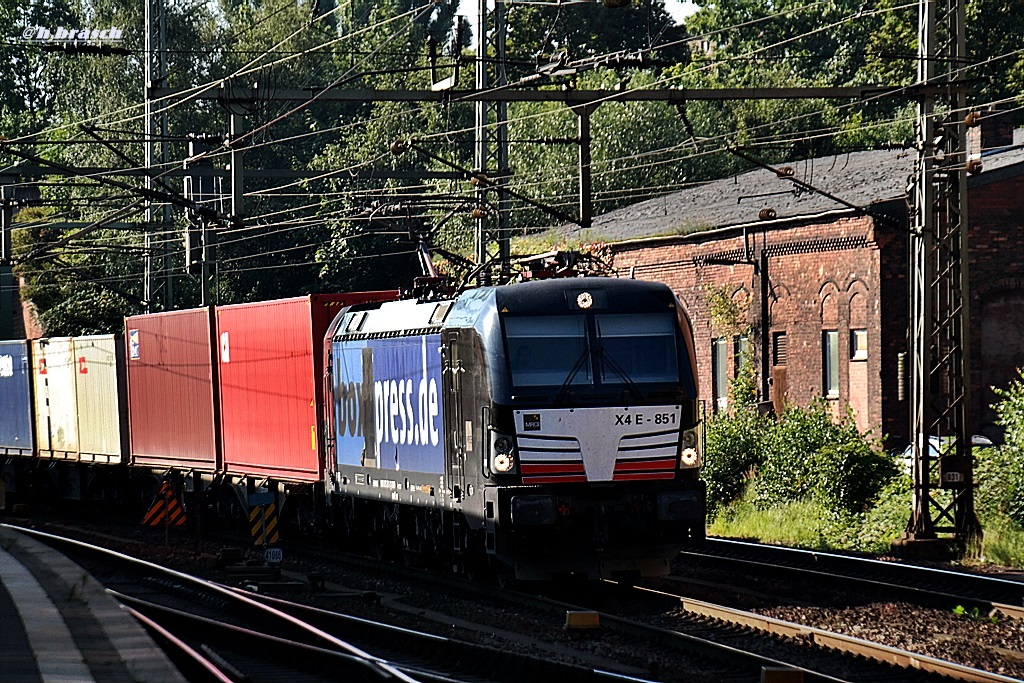SIEMENS-VECTRON X4E-851 zog einen kastenzug durch hh-harburg,datum 28.08.14