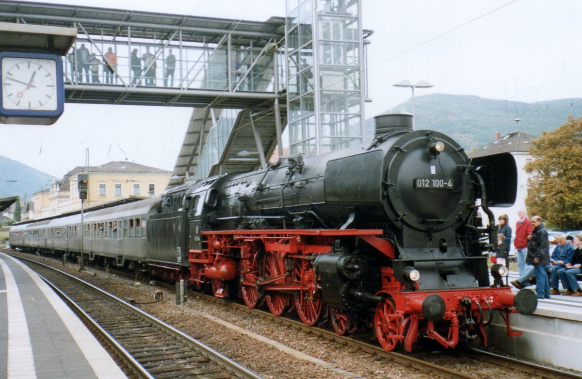 Silberlinge und 012 100 waren mit einige Tausende Eosenbahnfreunde am 29 September 2005 in Neustadt (W) während der Plandampf. 