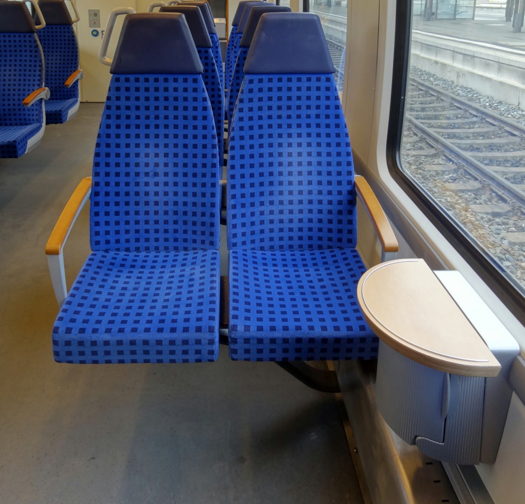 Sitze und M�lleimer im Portrait.
Aufgenommen im Februar 2014 in einem Talent2 Zug.