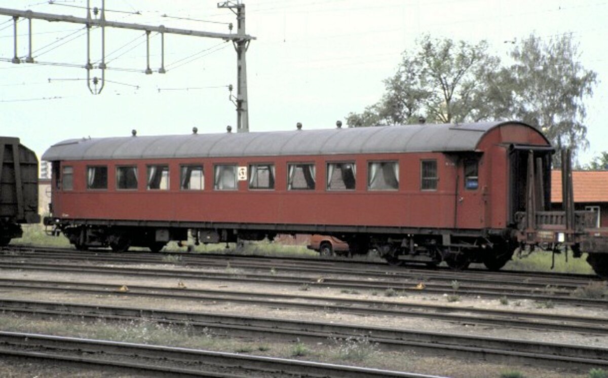 SJ Reisezugwagen Eigenbau Einzelst�ck  Skandalwagen  weil nichts genormt ist, in Hallsberg am 10.08.1985.