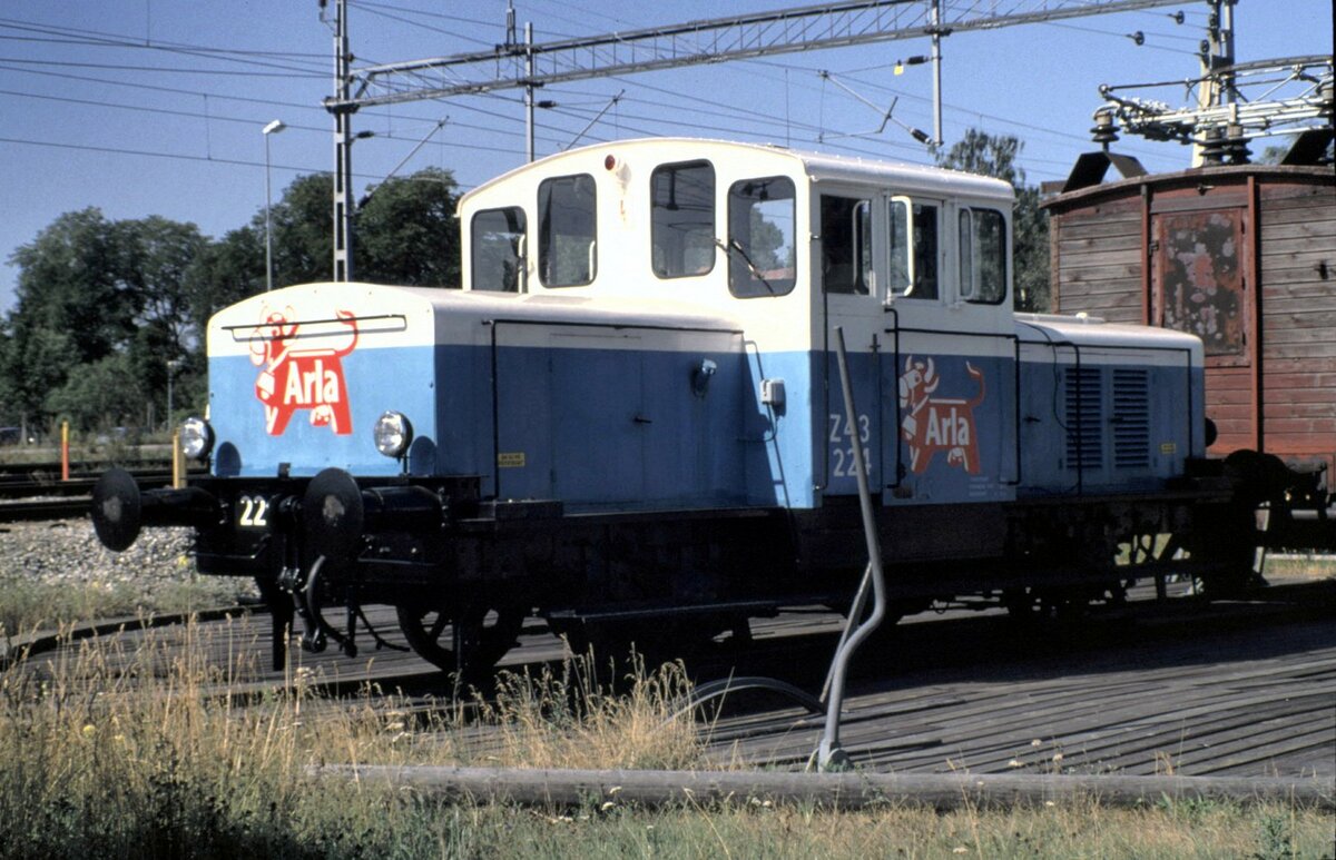 SJ Z 43 Nr.224 ehemals Arla Milchwerke Lok in Sala am 13.08.1994. In Sala ist ein Schuppen und Gelände, für die Unterstellung von Museumsfahrzeugen. Wir waren an dem Tag dort, als die Vereinsmitglieder Fahrzeuge bewegt haben.