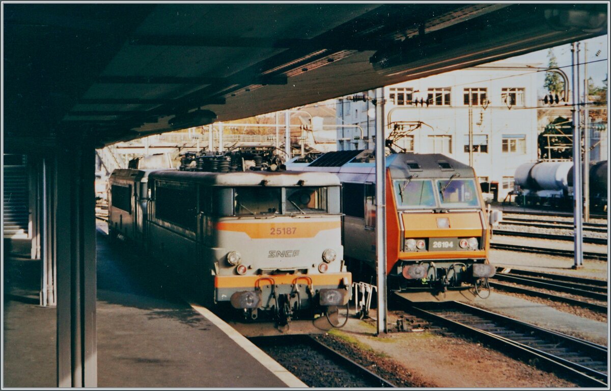 SNCF BB 25187 und BB 26194 in Mulhouse. 

Analogbild vom 31. Jan. 2000