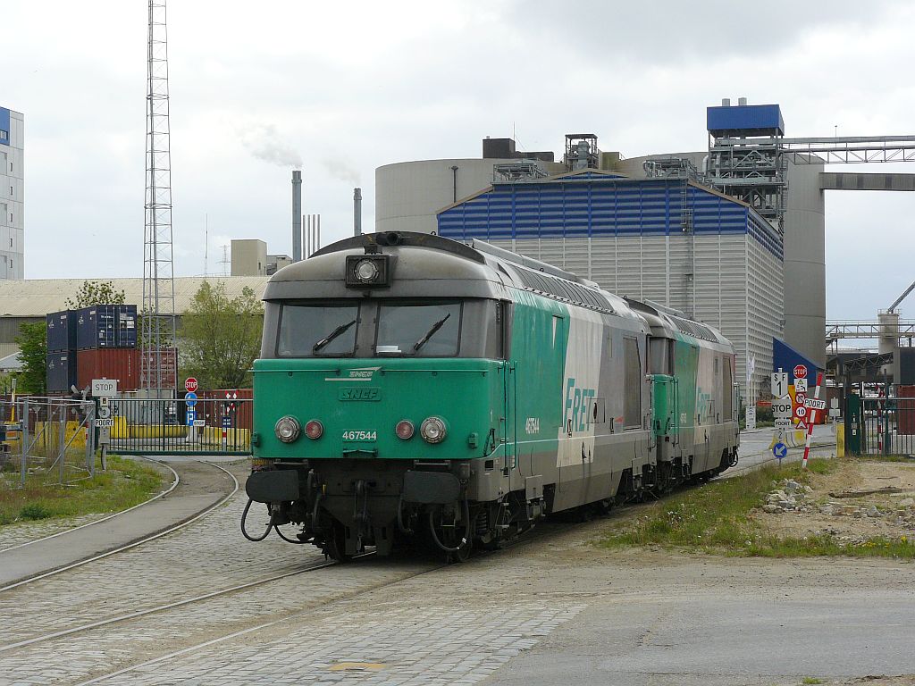 SNCF FRET Dieselloks 467453 und 467544 bei Rangieren. Watergang, Hafen Antwerpen, Belgien 10-05-2013. 

SNCF FRET diesellocomotieven 467453 en 467544 tijdens rangeerwerkzaamheden met silowagens. Watergang, haven Antwerpen, Belgi 10-05-2013.